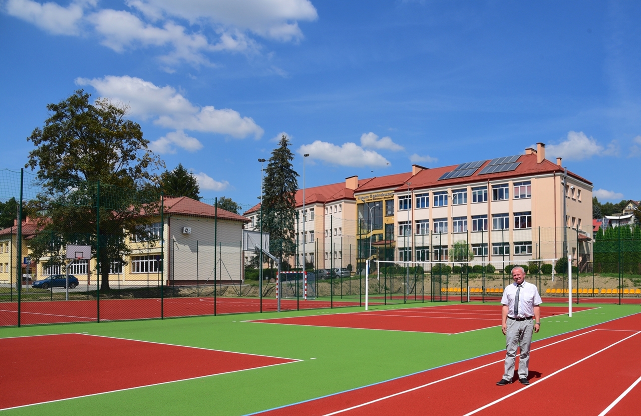 Nowe boiska sportowe przy szkołach średnich w Strzyżowie